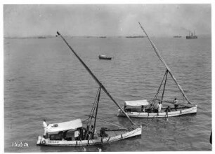 Einheimische in Fischerbooten (oder Transportbooten) : Varanasi (Benares), Indien. Fischerboote (oder Transportboote) mit Lateinersegel (nicht gesetzt) in Küstennähe