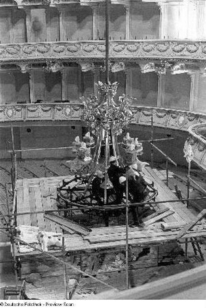 Opernhaus. Zuschauerraum mit Arbeiten am Kronleuchter