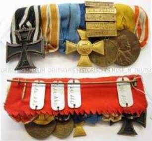 Große Ordensspange mit ehemals sieben, nun vier Dekorationen: Eisernes Kreuz 2. Klasse von 1870, Preußisches Dienstauszeichnungskreuz für 25 Jahre Offiziersdienst, Kriegsdenkmünze für Kämpfer 1870/1871 mit fünf Spangen am Band sowie Zentenarmedaille