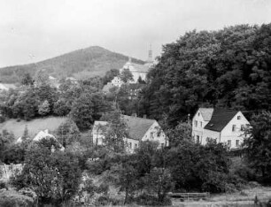Auscha (Úštěk/Tschechische Republik) bei Leitmeritz. Blick auf einen Ort mit Kirche