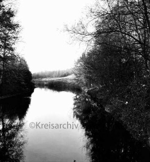 Schlamersdorf: Trave: links und rechts Bäume: hinten Wiese