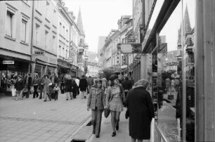 Freiburg: Rathausgasse mit Fußgängern am Einkaufssamstag