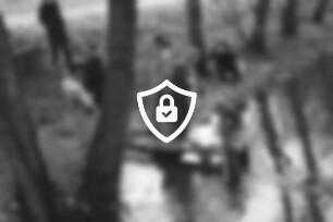 Bille an der Bogebrücke: Kontrolle der Gewässerqualität: Entnahme von Wasserproben: Teilnehmer, u.a. der Vorsitzende der Fischereibiologischen Sportanglergemeinschaft Grande/Reinbek [Name maskiert]