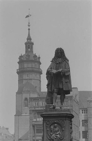 Ansicht des Leibnitzdenkmals, im Hintergrund die Nikolaikirche