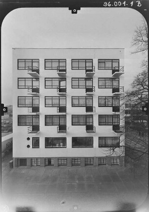 Dessau (Dessau-Roßlau), Gropiusallee 38. Bauhaus (1925-1926; W. Gropius). Brückenbau. Wohn- und Atelierhaus. Ansicht von Südost