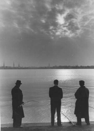 Hamburg. Außenalster. Angler im Gegenlicht