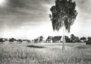Breunsdorf. Westlicher Ortsteil mit Gehöft und Windmühle