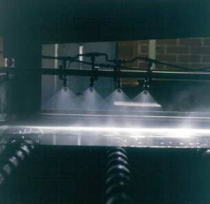 Fürth. Flabeg GmbH. Automatische Silberspritzdüsen ermöglichen ein gleichmäßiges Besprühen der Glasplatte
