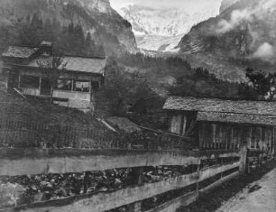 Alpine Landschaft : Berglandschaft mit Hütten und Bergwald in den südwestlichen Alpen