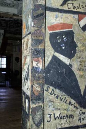 Raum 208 Ostwand Tür 07