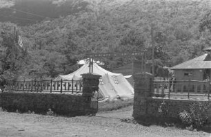 In Addi Arkay : Blick auf die "Residenza di Adi Arcai" in Addi Arkay, davor ein italienischer Kolonialsoldat.