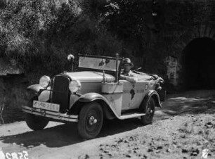 Am Tunnel : Expeditionsmitglied in einem Automobil vor einem Tunnel