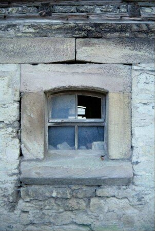 Stallfenster; Gewände mit wuchtigen Sandsteinen