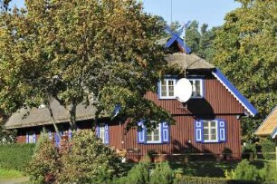Nida (Nidden) - Farbiges Holzhaus : Die historischen Fischerhäuser auf der Kurischen Nehrung stehen zum großen Teil unter Denkmalschutz. Aufgenommen in Nida (Nidden) am 8. Oktober 2010