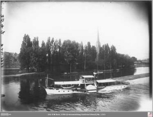 Von der Alten Brücke nach Westen zur Maininsel mit Dampfschiff, im Hintergrund Dreikönigskirche