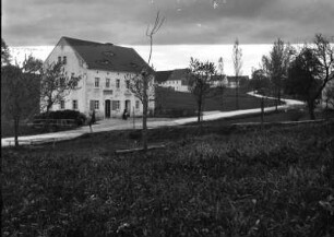 Bad Gottleuba-Berggießhübel-Breitenau. Wohnhaus mit Ladenlokal. Straßenansicht