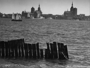 Stralsund. Blick von Altefähr zum Hafen