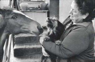 Bäuerin mit Pferd und Hund