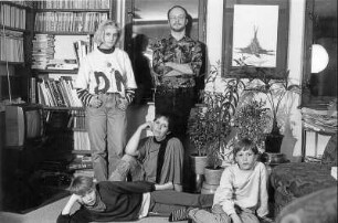 Das Ehepaar Manfred und Ulrike W. mit seinen Kindern im Wohnzimmer