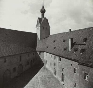 Schloss Rochsburg, Wirtschaftshof mit Pulverturm