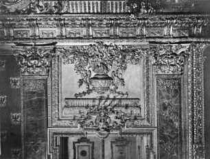 Innendekoration der Schwarze-Adler-Kammer, Raum 791 — Supraporte