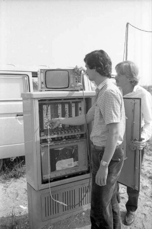 Verkabelung von Neubaugebieten für Kabelfernsehen und Bildschirmtext (Breitband-Kommunikation) durch das Fernmeldeamt Karlsruhe. Anschluss der ersten beiden Neubauten an der Straße "Im Eichbäumle" im bereits verkabelten Neubaugebiet Waldstadt-Feldlage I
