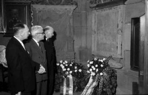 Freiburg: Kranzniederlegung vor der Grabtafel Zasius, in der Universitätskapelle des Münsters