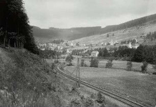 Manebach, Ortsansicht : Manebach. Ortsansicht mit eingleisiger Eisenbahnstrecke. Blick nach Westen das Ilmtal aufwärts