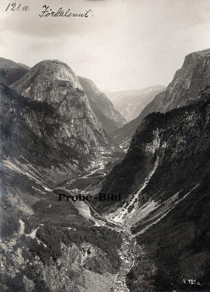 Bei Stalheim/ Norwegen: Jördalfjord. Blick vom Stalheim-Hotel über Naeroydal mit imposanter Bergszenerie und rundem Gipfel des Jördalhut