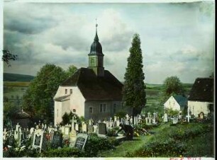 Langenhennersdorf : Langenhennersdorf. Blick über den Friedhof zur Pfarrkirche