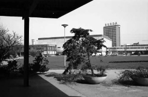 Offenburg: Ausstellungsgelände mit Oberrheinhalle; Vordergrund Blumeneinfassung