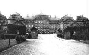 Arolsen. Schloß (1710- 1729; J. L. Rothweil). Gesamtansicht von Süden