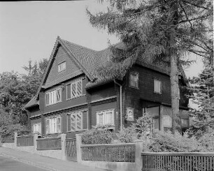 Dresden-Naußlitz, Alfred-Thiele-Straße 54/52. Wohnhaus der Alfred-Thiele-Siedlung, Holzhaussiedlung einer Heimstätten-Genossenschaft (1927; K. Wachsmann). Straßenansicht