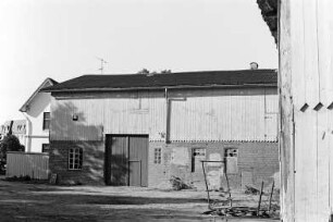 Lübecker Straße (2): Bauernhof: Wirtschaftsgebäude mit Scheunentor, Obergeschoss mit Verbretterung: davor Hof: im Vordergrund rechts Wirtschaftsgebäude [angeschnitten]: im Hintergrund links Häuser