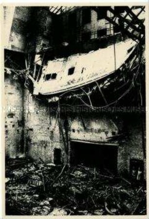Der ausgebrannte Plenarsaal des Reichstages