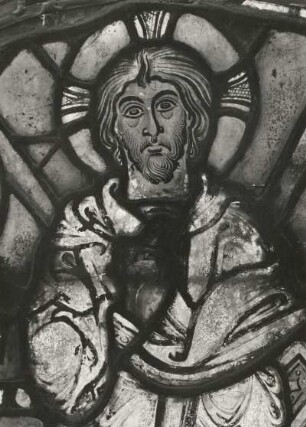Erfurt. Barfüßerkirche. Chor. Farbige Glasfenster (nach der Restaurierung 1960). Nordostfenster, Mittelbahn, Zeile 8: Verklärung auf dem Berge Tabor. Ausschnitt: Christus, Brustbild (spätromanisch)
