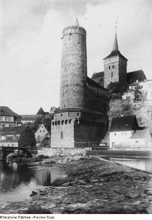 Bautzen. Alte Wasserkunst (1558; W. Röhrscheidt ) und Michaeliskirche (15. Jahrhundert). Blick über das Spreewehr