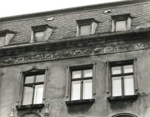 Görlitz, Landeskronstraße 13. Wohnhaus mit Läden (1902). Obergeschossfenster