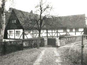 Dresden-Cossebaude, Krumme Gasse 5. Hakenhof (1656). Straßenansicht mit Einfriedung