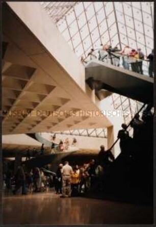 Innenaufnahme des Louvre-Einganges von I. M. Pei