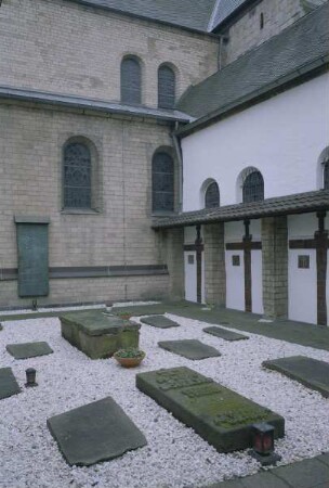 Katholische Pfarrkirche Sankt Georg & Ehemalige Stiftskirche — Kreuzgang