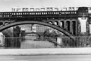 Hamburg-Barmbek. Viadukt der Hochbahn über den Osterbekkanal nahe der Außenalster