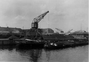 Berlin-Moabit. Westhafen. Mit Kohle beladene Lastkähne werden im größten Hafen der Stadt entladen
