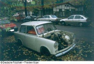 Dresden. Autowrack (PKW Trabant) auf einer Nebenstraße