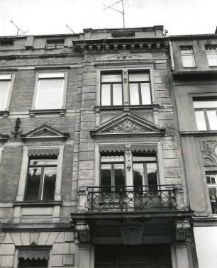Wurzen, Schillerstraße 5. Wohnhaus (um 1880). Obergeschossfenster und Balkon