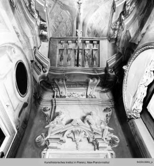 Galerie mit Architekturmalerei : Freskendekoration mit Architekturmalerei und allegorischen Figuren