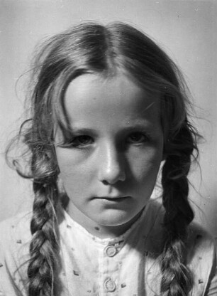 Kinderbilder. Porträt eines Mädchens mit Zöpfen, aufgenommen in Bayreuth