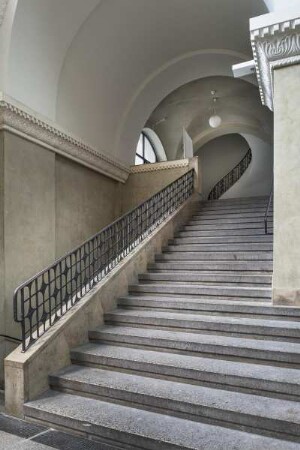 Ludwig-Maximilians-Universität — Erweiterungsbau — Lichthof — Treppenhaus