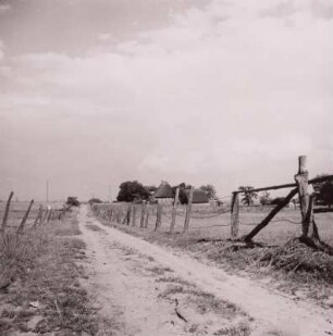 Wustrow, Feldweg zwischen Koppelzäunen mit Blick auf Gehöft, um 1960