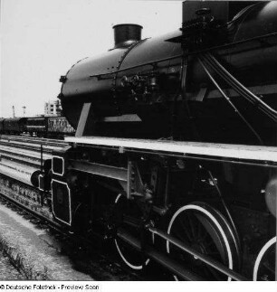 Güterzug-Lokomotive 52 4916 der Deutschen Reichsbahn (Kriegslokomotive). Teilansicht von links (Heizerseite) schräg von hinten